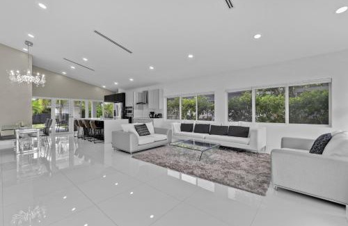 North Bay Village Apartment | Luxury House 4 beds heated Pool w Jaccuzzi