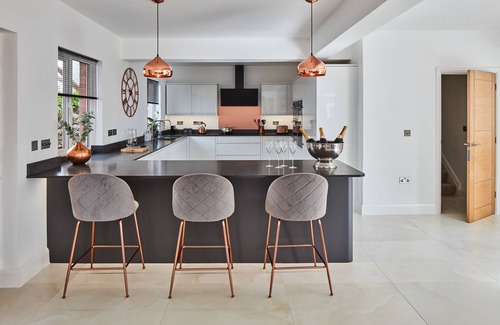 Torquay House | Luxury House | AMAZING sea views |Indoor Pool |8 En-suite bedrooms |Pub & Beach