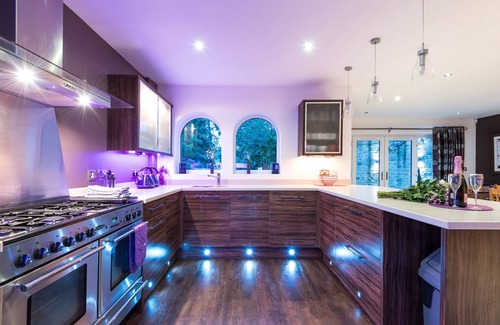 Holmfirth House | Luxury House & Family Retreat Sleeps 12 with Private Hot Tub