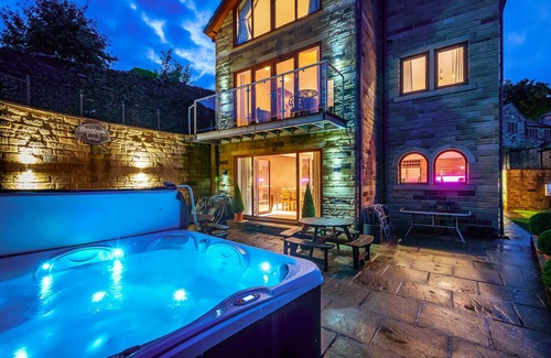 Holmfirth House | Luxury House & Family Retreat Sleeps 12 with Private Hot Tub
