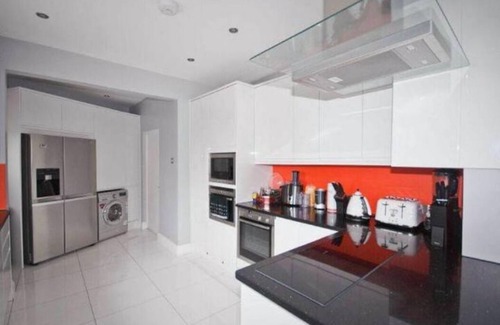 Hatch End House | Luxury House in Pinner, 30 min to Central London!