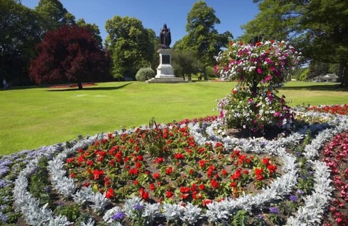 Carlisle House | Luxury House Near City Center Hospital & Superstore