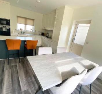 Newbridge Villa | Luxury House Newbridge Kildare - 3 double bedrooms - sleeps 6 - 25 minute train Dublin City Centre