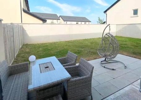 Newbridge Villa | Luxury House Newbridge Kildare - 3 double bedrooms - sleeps 6 - 25 minute train Dublin City Centre