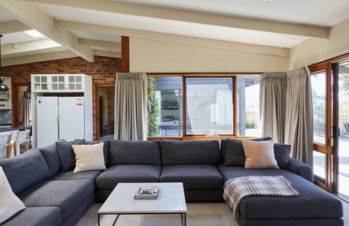 Yarra Glen House | Luxury house with pool, fireplace and stunning Yarra Valley views
