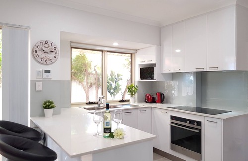 Victoria Park House | Luxury Immaculate House, 5 mins from Perth- Crown-Stadium-River-Cafes