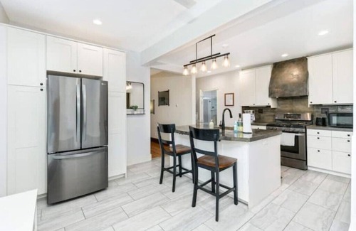 Summit - University House | Luxury King Bed | Newly Renovated | Bright & Sunnyn