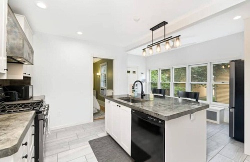 Summit - University House | Luxury King Bed | Newly Renovated | Bright & Sunnyn