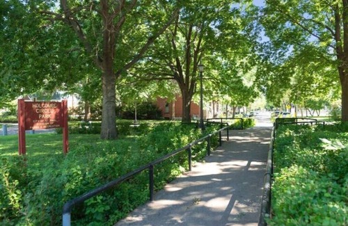 Summit - University House | Luxury King Bed | Newly Renovated | Bright & Sunnyn