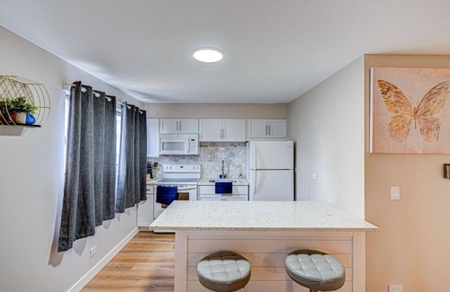 O'Hare Apartment | Luxury King Bed Remodeled Safe Chicago Condo