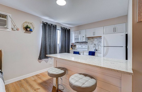 O'Hare Apartment | Luxury King Bed Remodeled Safe Chicago Condo