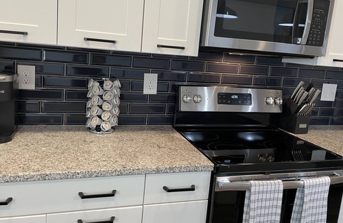Inman Park Apartment | Luxury King Bed Suite. Free Parking+Wifi+Pool+GYM