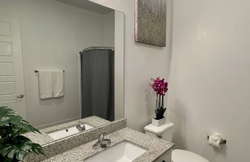 Inman Park Apartment | Luxury King Bed Suite. Free Parking+Wifi+Pool+GYM