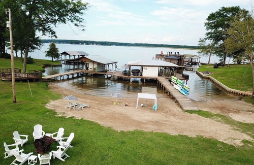 Jonesboro House | Luxury lake escape- golf cart,private beach area,boathouse,fishing lights,kayaks