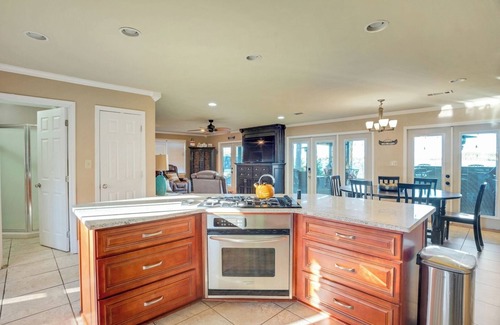 Gilbert Cottage | Luxury Lakefront 4br: Hot Tub, Game Room & Wi-fi