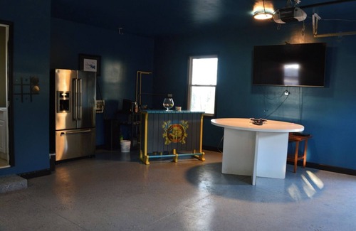 Gilbert Cottage | Luxury Lakefront 4br: Jacuzzi, Game Room & Wi-fi