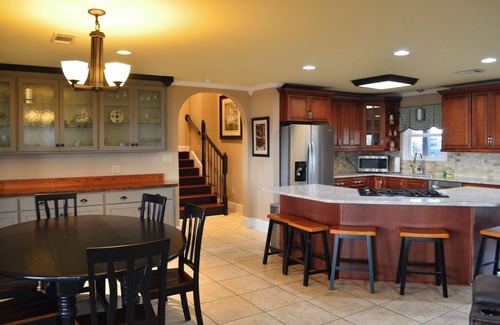 Gilbert Cottage | Luxury Lakefront 4br: Jacuzzi, Game Room & Wi-fi
