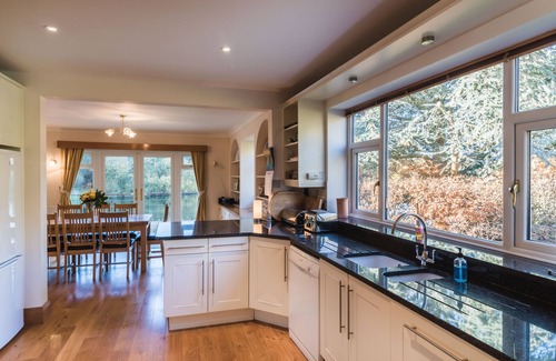 Frognall House | Luxury Lakeside Home In extensive grounds with boats, canoes and tennis court.