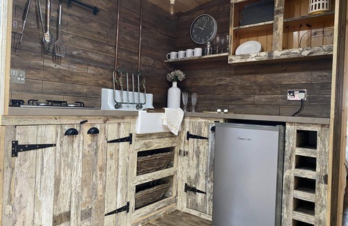 Dilton Marsh Ski Chalet | Luxury Lakeside Lodge JACKDAW, with hot tub.