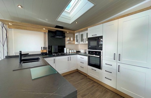 Lockerbie House | Luxury Lakeside Lodge with HTub Beautiful Views Pass the Keys