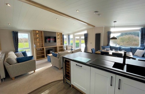 Lockerbie House | Luxury Lakeside Lodge with HTub Beautiful Views Pass the Keys
