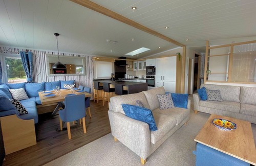Lockerbie House | Luxury Lakeside Lodge with HTub Beautiful Views Pass the Keys