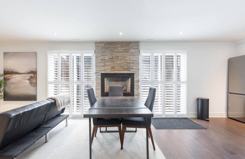 Clarkson-Lorne Park House | Luxury Lakeside Studio by Jack