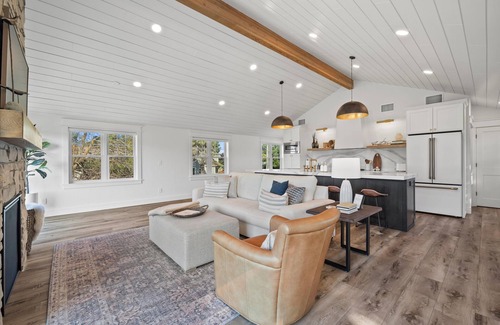 Village of Pewaukee House | 💫 Luxury Lakeview Getaway: Main & Guest House, Sleeps 10 💫