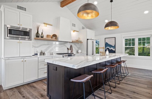 Village of Pewaukee House | 💫 Luxury Lakeview Getaway: Main & Guest House, Sleeps 10 💫