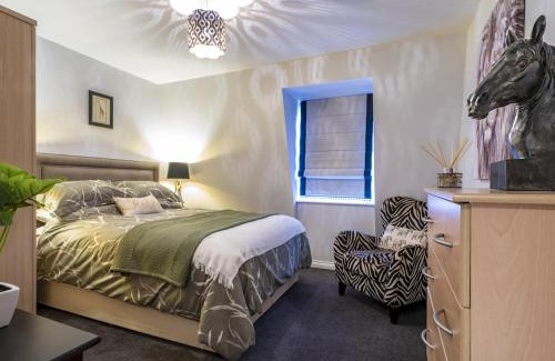 Cathedral Quarter Apartment | Luxury Living Cathedral Quarter Cafes Bars
