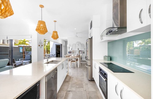 Birtinya House | Luxury Living with Heated Pool Birtinya
