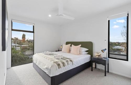 Hamilton North House | Luxury Living with Views -By KOSH BNB
