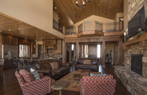 Ashton Cabin | Luxury Lodge, Private Lake, 8,000 ft2, 9 bdrms, for the Ultimate Get-Together