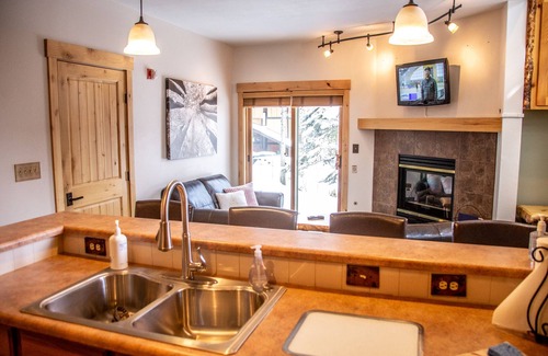 Four O'Clock House | Luxury Lodge Ski-in/Ski-Out Corner Unit Steps from Lift, Town, & Hot Tub/Pool
