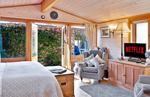 Hurstpierpoint House | Luxury Lodge with Super King Size Bed, Kitchen & Shower Room