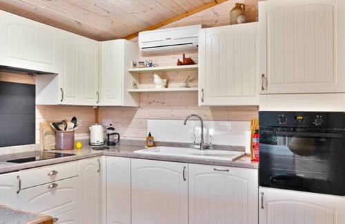 Hurstpierpoint House | Luxury Lodge with Super King Size Bed, Kitchen & Shower Room