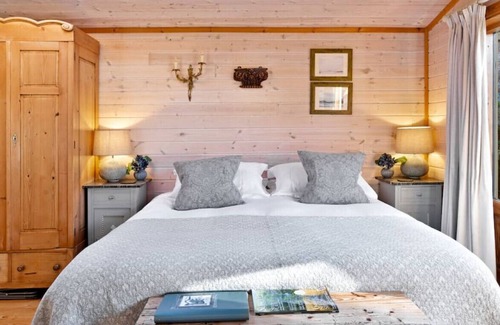 Hurstpierpoint House | Luxury Lodge with Super King Size Bed, Kitchen & Shower Room