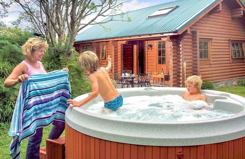 Craobh Haven Ski Chalet | Luxury lodge with king-size four poster and child size single.