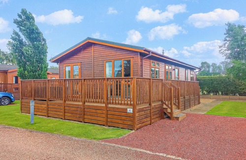 Thirsk Ski Chalet | Luxury lodge with one double with en suite shower and one twin.
