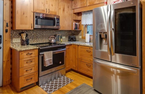 Weaverville Cabin | Luxury Log Cabin w/Hot Tub, Fire Pit & Horses!
