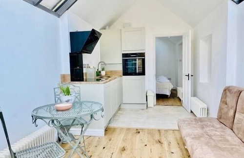 North Richmond Apartment | Luxury London 3 db/2 bath Apartment w Garden/Parking (child/pet friendly!)