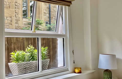 North Richmond Apartment | Luxury London 3 db/2 bath Apartment w Garden/Parking (child/pet friendly!)