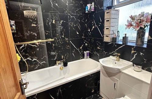 Victoria Park House | Luxury Long-stay House in Central Cardiff with Hot Tub