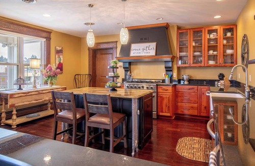 Clarion House | Luxury Mansion, Pet-Friendly, Downtown, 5 mins to Campus