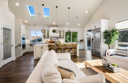 Picnic Point-North Lynnwood House | Luxury Martha Lake View Home w/Hot Tub