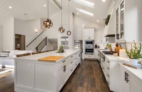 Picnic Point-North Lynnwood House | Luxury Martha Lake View Home w/Hot Tub