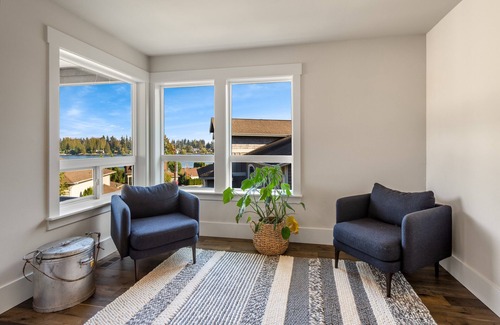 Picnic Point-North Lynnwood House | Luxury Martha Lake View Home w/Hot Tub