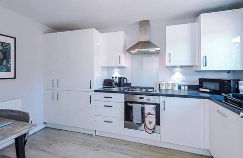 Speke Boat Rental | Luxury & Modern Equipped Liverpool 3 Bedroom House WParking Sleeps 9 Max