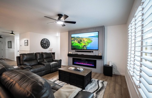 Brookline Station House | Luxury Modern Farmhouse 3BR:Massage Chair-SmartTV