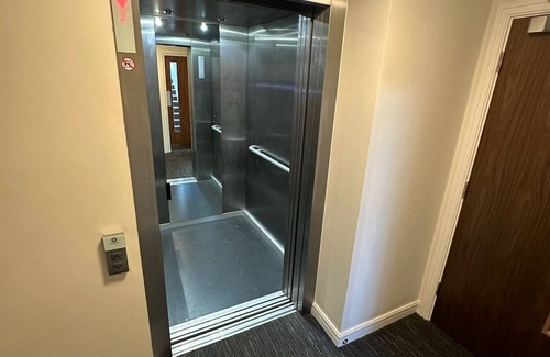 Leigh-on-Sea Apartment | Luxury modern Apt with parking on Leigh Broadway